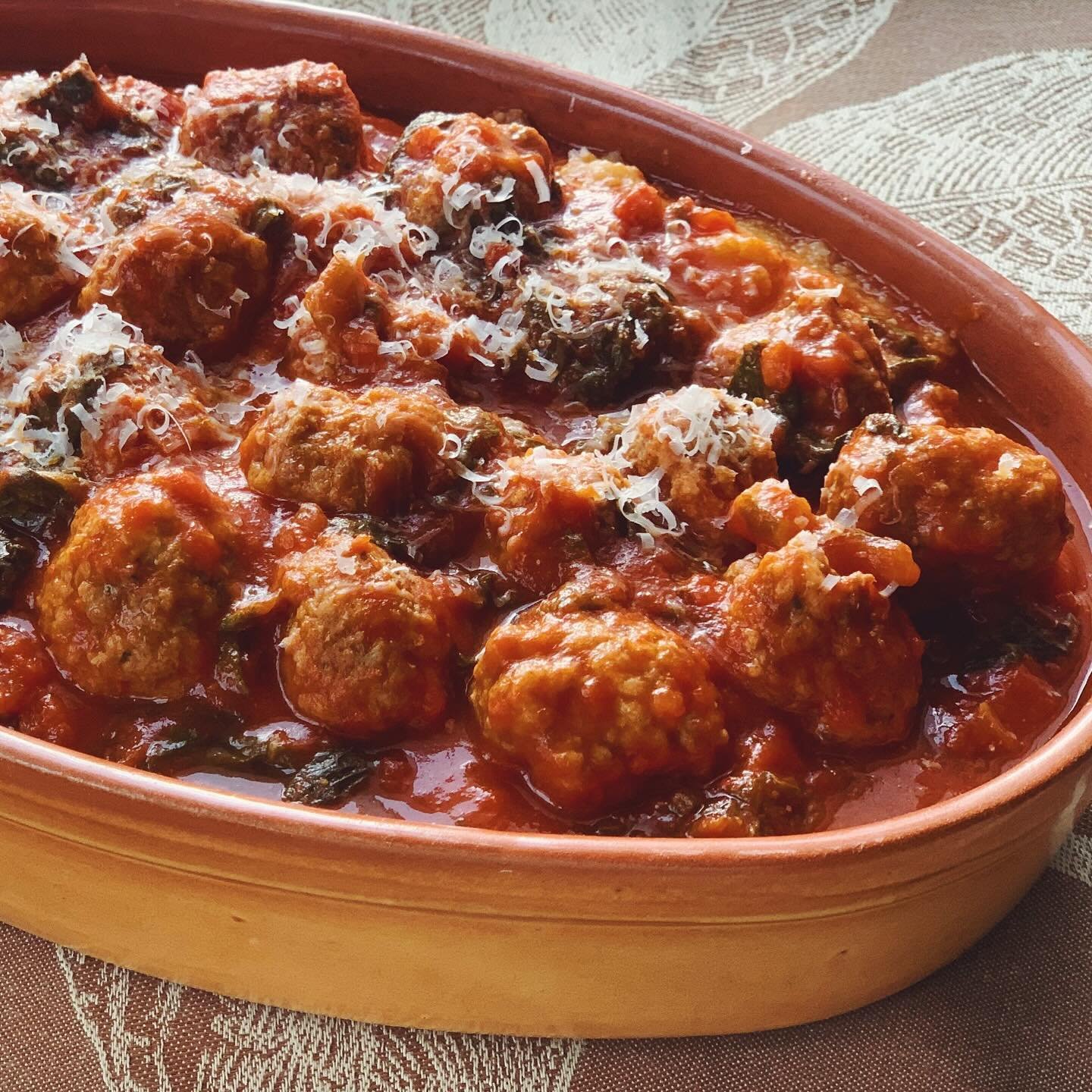 Sneak peek 👀 at one of Sunday&rsquo;s newsletter recipes: Mini meatballs in a Swiss chard tomato sauce on a bed of soft polenta 🌟
.
Polpette al sugo con bietole e uva passa su un letto morbido di polenta 🌟
.
Just right for these cool, rainy April 