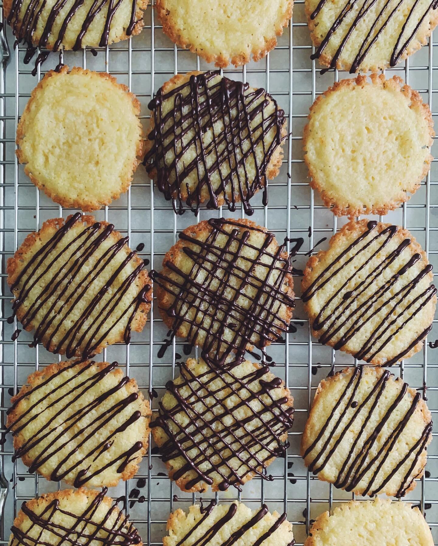 @thepastrysuffragette made me do it 😄
Biscotti al burro e mascarpone con cioccolato fondente 🧈☁️🍫
.
These are lovely ~ lacy and a bit chewy, perfumed with orange zest (I added a splash of of vanilla, too).
.
Recipe is on @thepastrysuffragette&rsqu