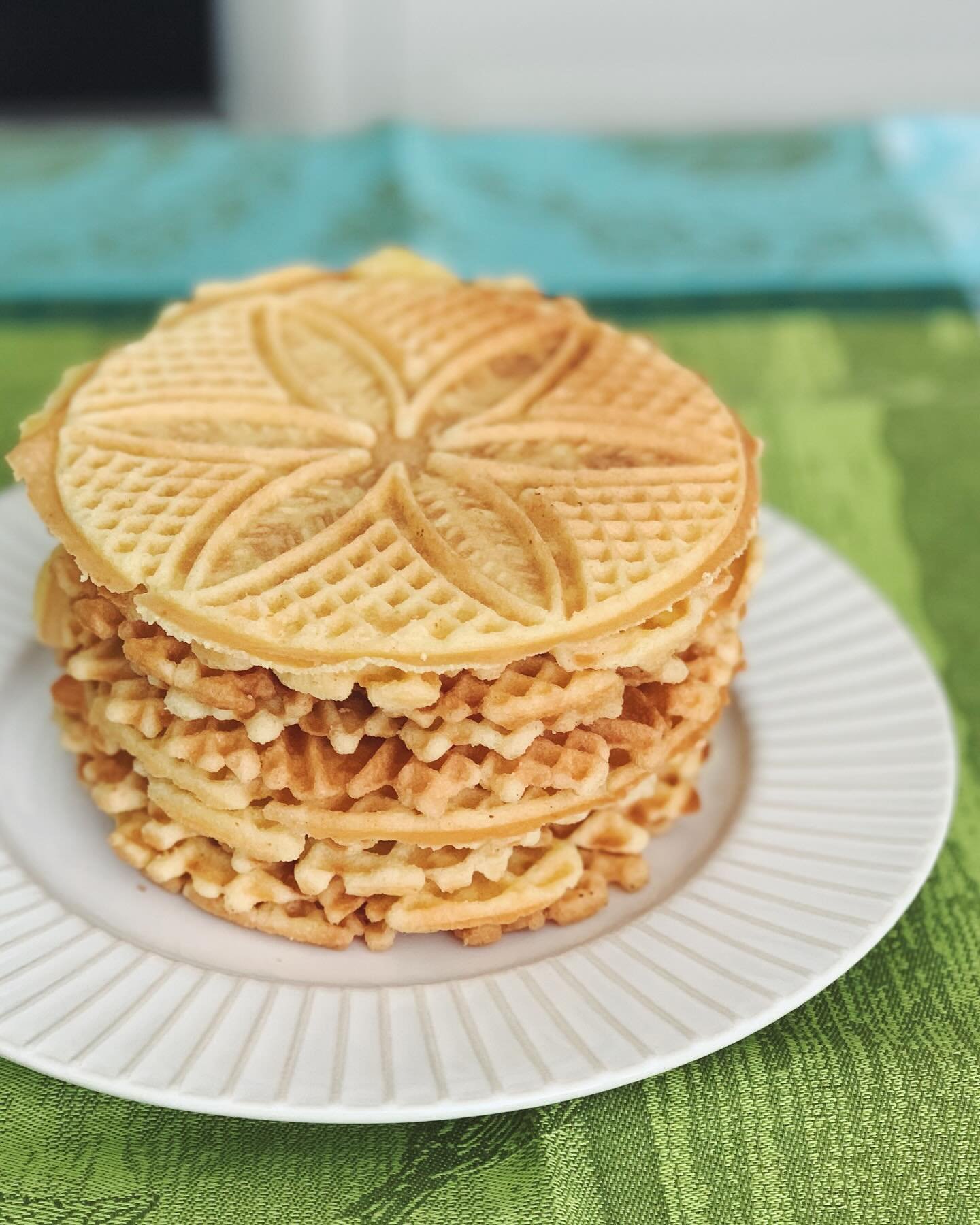 Fancy a stack of pizzelle for breakfast? ❄️🌟
.
.
.
#pizzelle #ferratelle #pizzellenotpizzelles #domenicacooks #italiansdoeatbetter