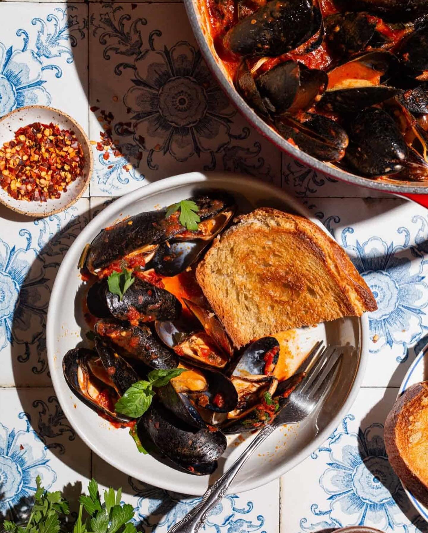 MUSSELS MARINARA ❤️🖤💪
Sounds like a character from the tv show Jersey Shore* but no ~ it&rsquo;s a zesty seafood dish that combines fresh mussels, garlic, wine, hot pepper 🌶️ and, in the American rendition, tomatoes. So good with grilled bread for