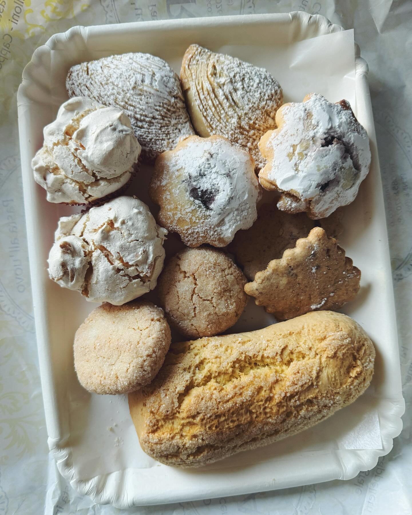 A selection of Abruzzese cookies from a local shop🌟☁️ Clockwise from the top: jam-filled sfogliatelle, bocconotti, ginger and cardamom butter frollini, a big dunking cookie, amaretti, and spumini (almond meringues).
.
Which would you like to try?
.
