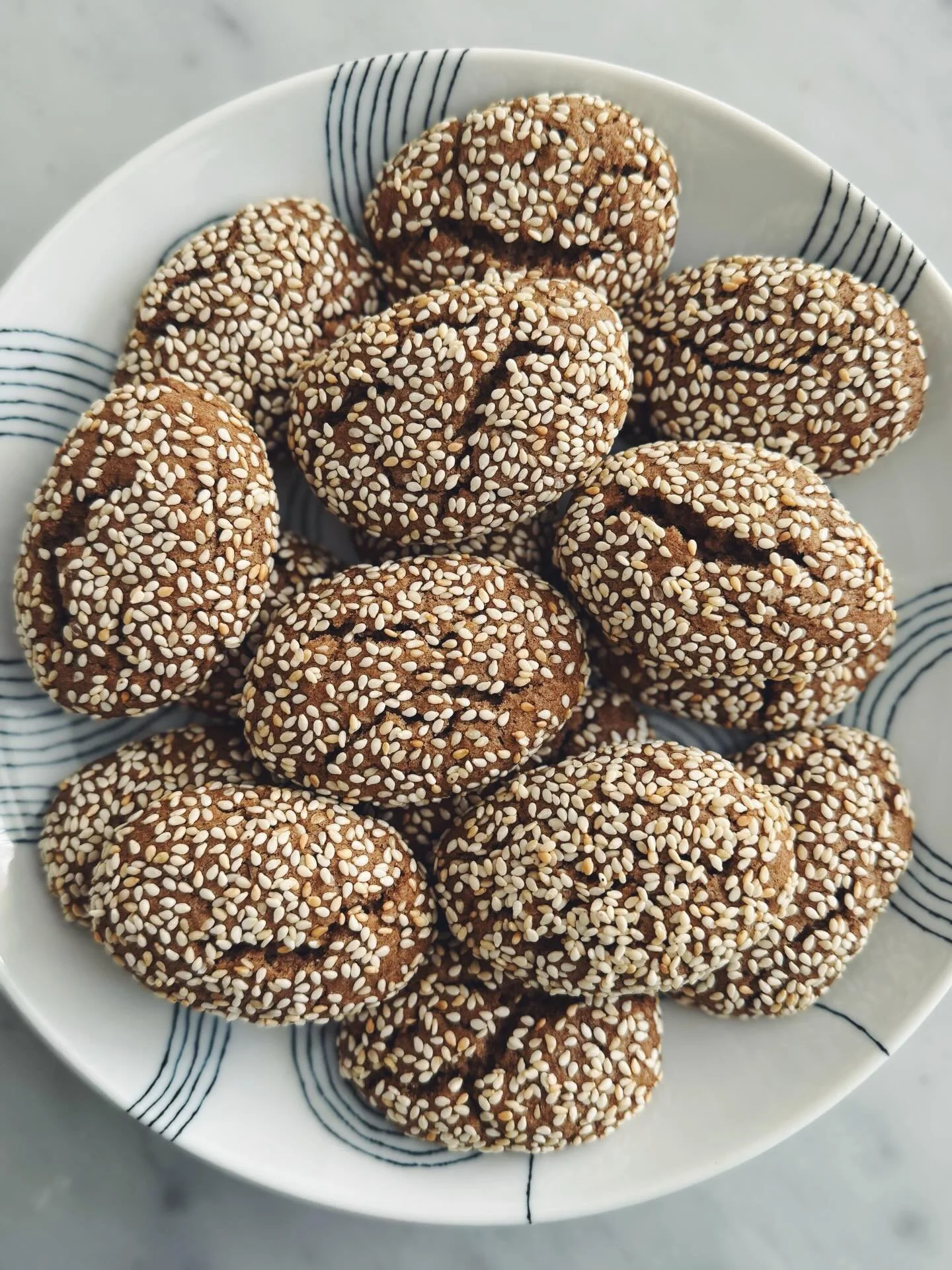 Biscotti speziati al vino rosso 🍷
Red wine cookies spiked with a mix of warm spices ✨
.
Recipe on p. 147 of ITALIAN COOKIES
Coming in April 💫
@gibbssmithbooks 
.
.
#italiancookiescookbook
#italiancookies
#domenicacooks