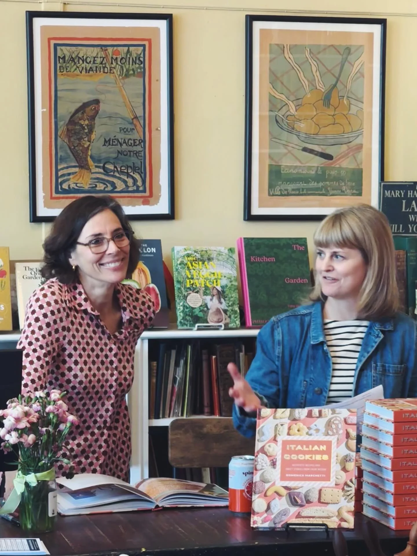 Thank you @omnivorebooks for hosting me and @kateleahybooks for chatting with me about Italian Cookies. So happy the suitcase full of cookies I packed made it across the country intact!
.
Thanks especially to the wonderful group of curious cookbook &