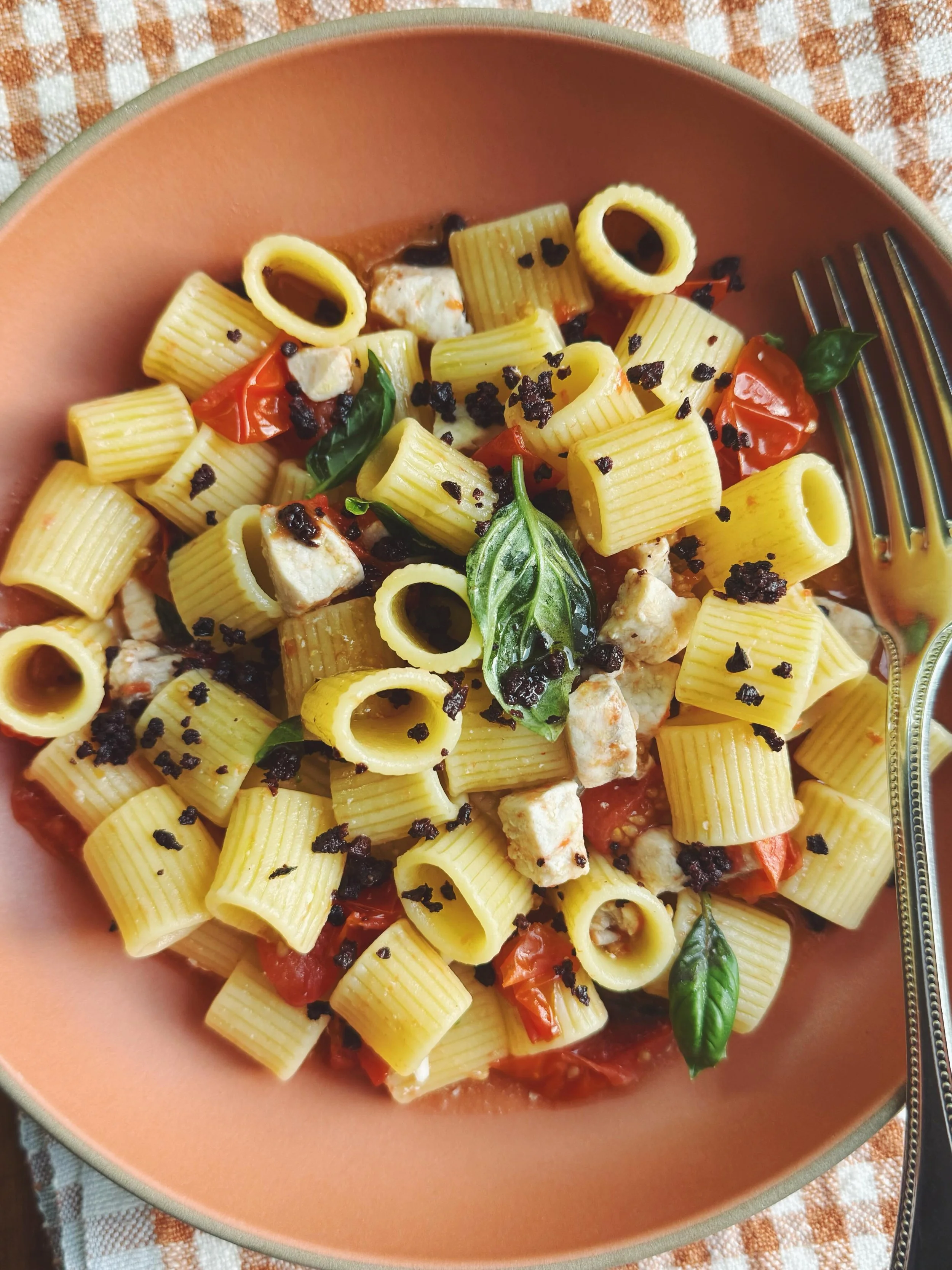 Channeling Italian beach vibes 🏖️ with this recipe for Pasta with Swordfish, Toasted Cherry Tomatoes, and Black Olive Powder 🍝🖤
.
It&rsquo;s from the new cookbook LIDO, by Melissa Pellegrino and Matt Scialabba of @bufalina_ct. It&rsquo;s so good ~