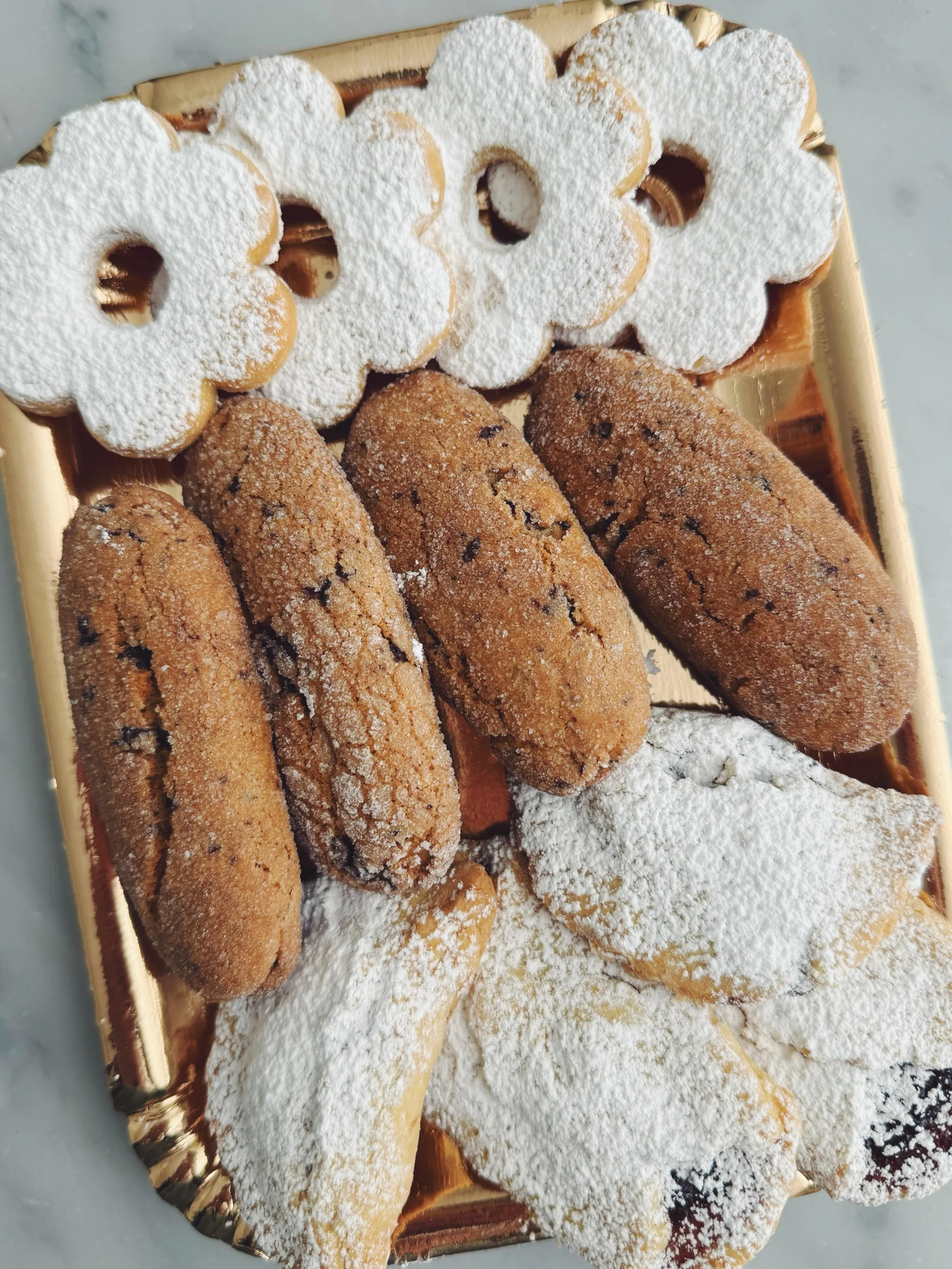 Friday cookies 🥳
I put together a little tray for my neighbors, who are celebrating their 50th wedding anniversary. What an incredible milestone 💖
.
Canestrelletti di Torriglia
Biscotti da Inzuppo
Ceppelliate di Trivento, filled with homemade sour 