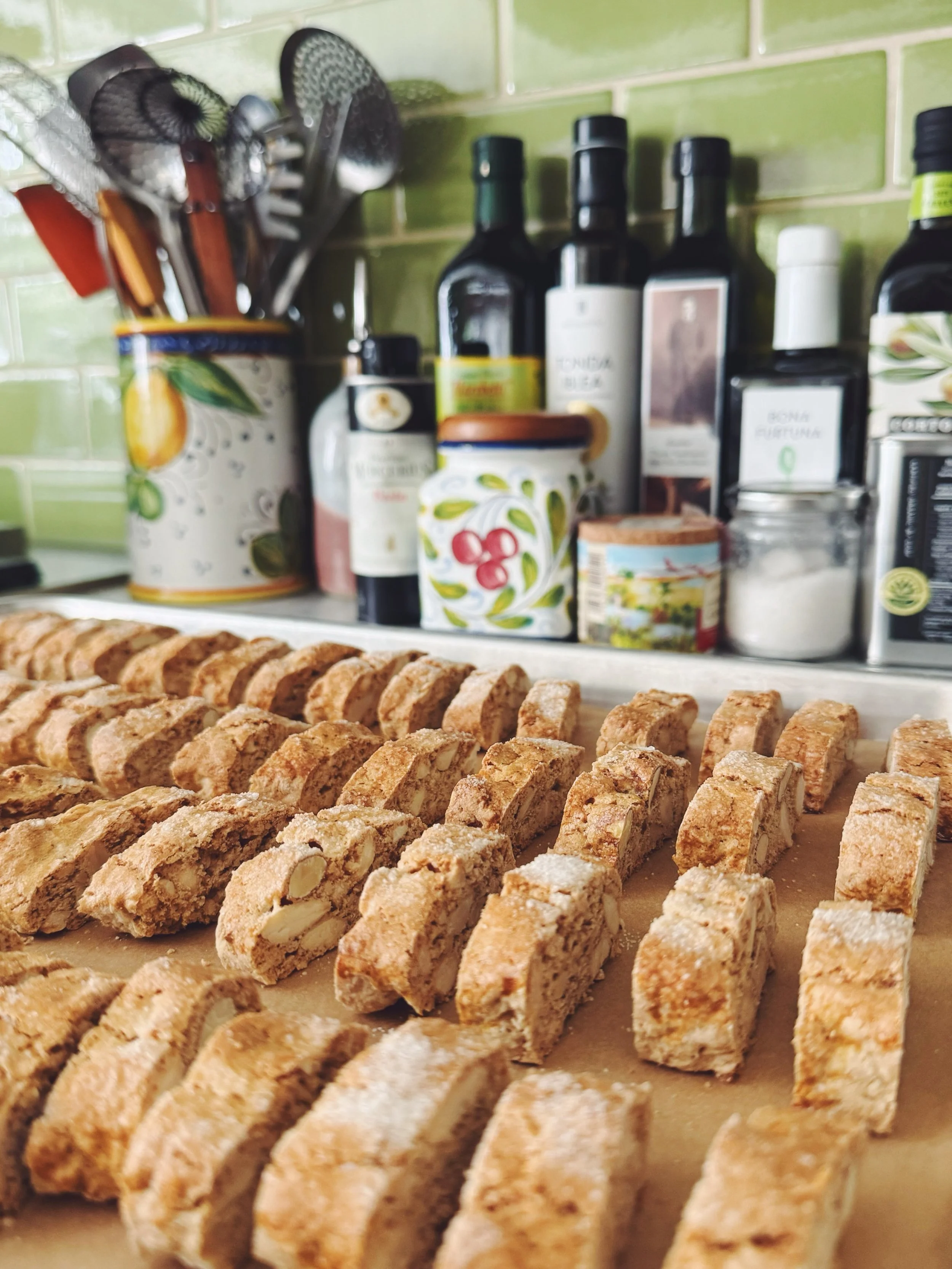 Baking therapy session.
Conveniently, I have two events to bake for this week ~ The Dames Table, a biennial fundraiser for @lesdamesdc, on June 11 at Whittemore House; and an Italian Cookies presentation at the Italian American Museum in DC @iamdc_mu