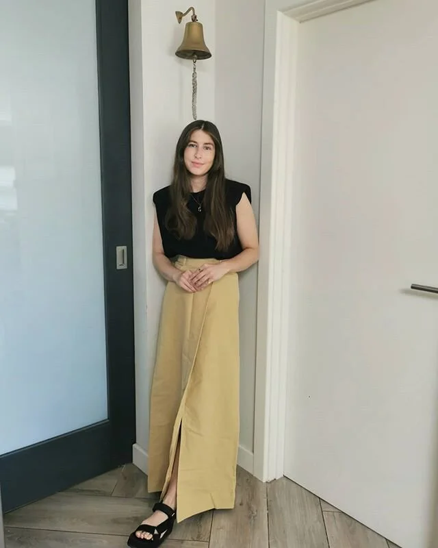 One unexpected learning curve of lockdown: how to wear colour! 🌞💛 This skirt is an old showroom sample from @cosstores @bedbaluba that I was lucky enough to get my hands on. It's so unique and while I was hesitant about the shade I just loved the s