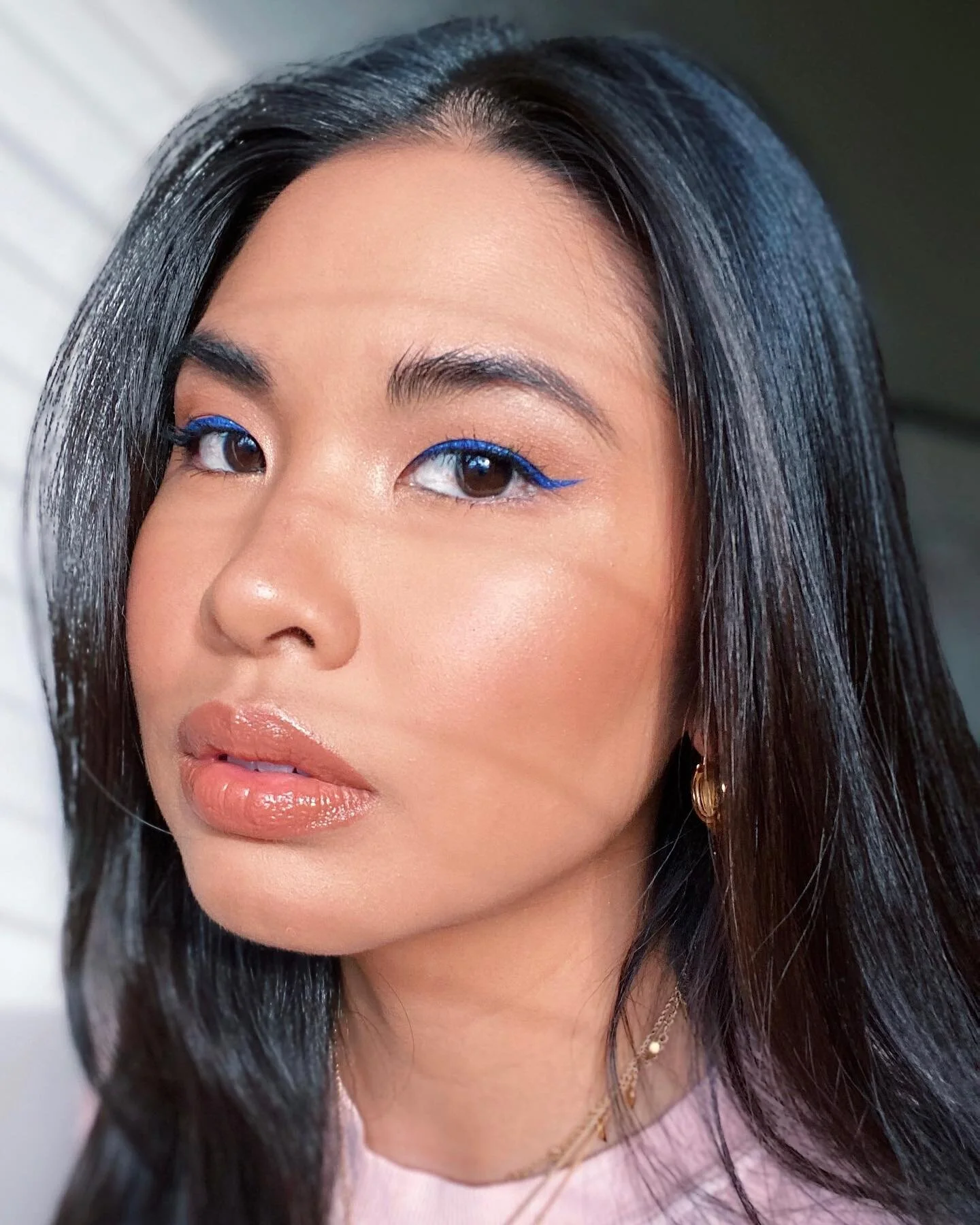 #Quarantine definitely has me trying new and more daring beauty looks. I feel like a kid again playing with my moms makeup!
.
Since I have nowhere to go but my couch, I find myself experimenting a lot more with color. What do you guys think of this b