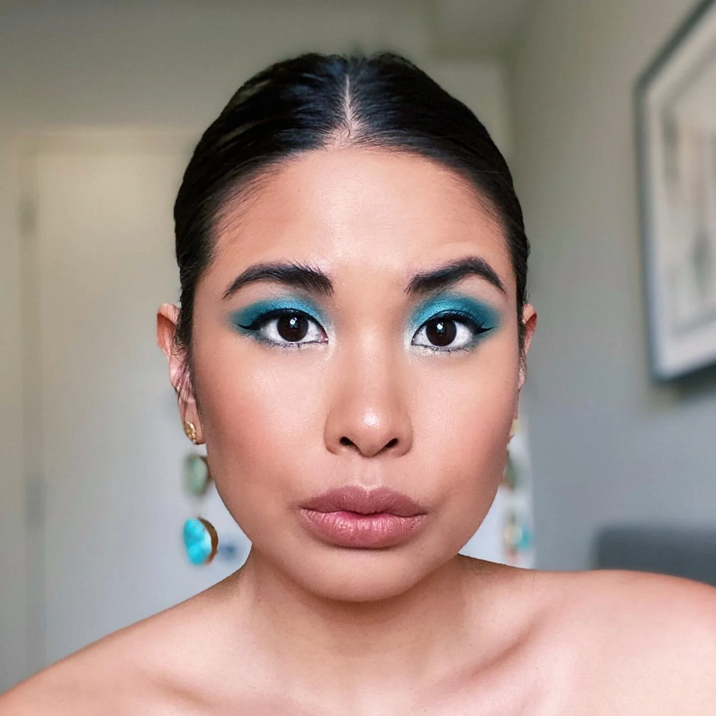 Who is she?! She&rsquo;s giving me Miami housewife vibes with the matching earrings. She&rsquo;s also giving me Zenon vibes (IYKYK otherwise ask google). But she&rsquo;s a fancy gal going to the beach in her mind!
.
I just felt like playing with make