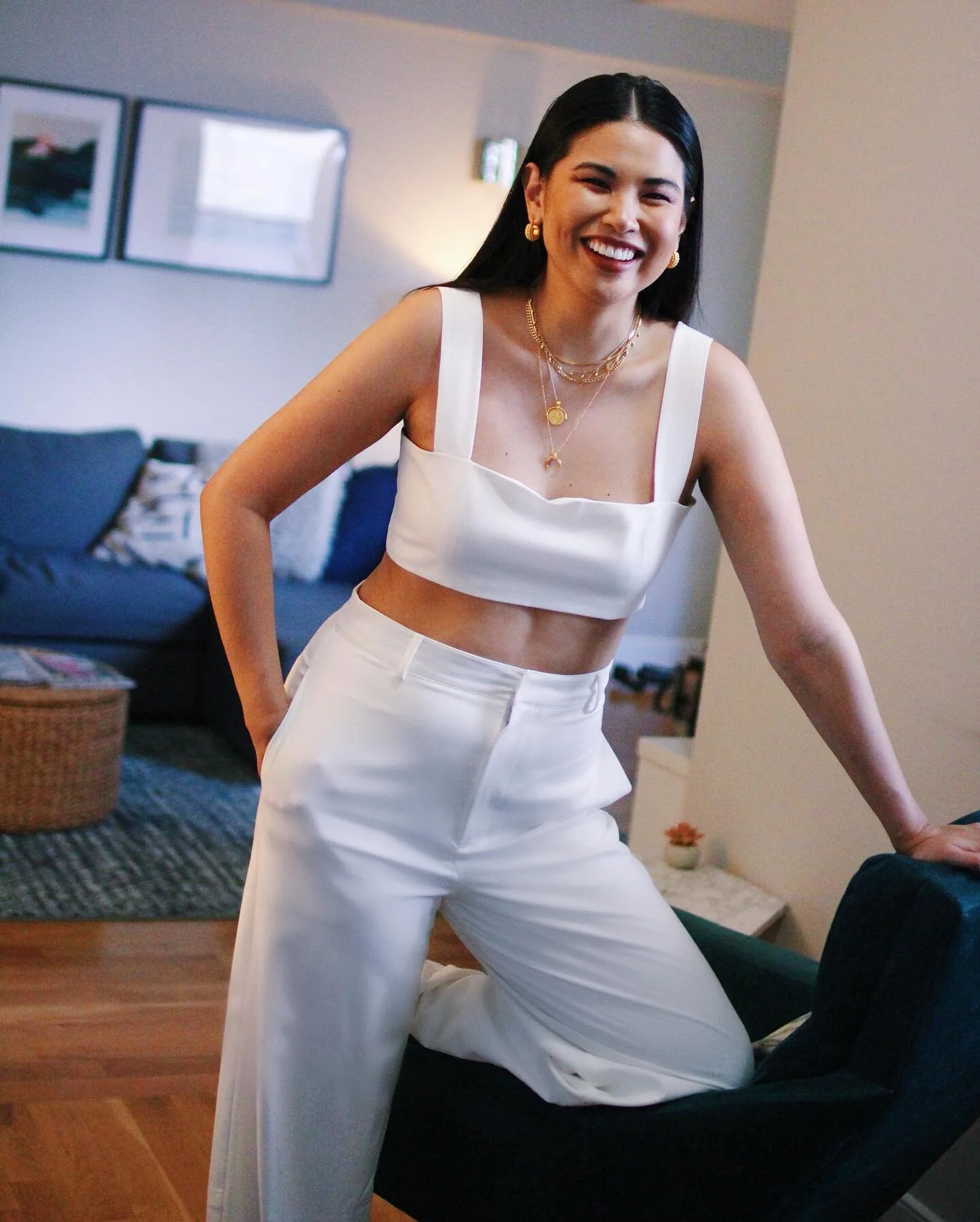 Did I just put on a full face of makeup and this super cute #summer outfit just to take a photo? Of course I did!
.
Sending you guys summer vibes all the way from my living room! Don&rsquo;t you think the gold jewelry elevates this #ootd to a fab vac