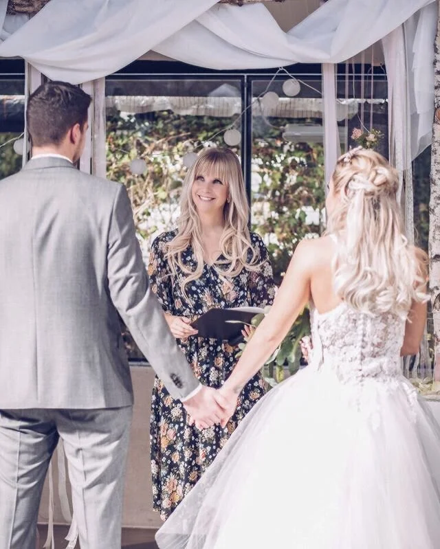 Pretty in Pastel 🌸
Featured in der aktuellen MarryMag 💐
.
.
Das Team hinter unserem Styled Shooting:
Foto: @jenni_spurk_fotografie 
Konzept, Planung &amp; freie Trauung: @frau_liebe_
Deko: @kesajadekoration 
Floristik: @gartenbau.floristiklauer 
To