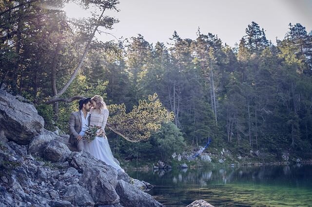 Endlich kann ich euch die Fotos von unserem Styled-Shooting am bayrischen Eibsee letzten Sommer zeigen 🖤
Ich bin so verliebt in diese Fotos :)