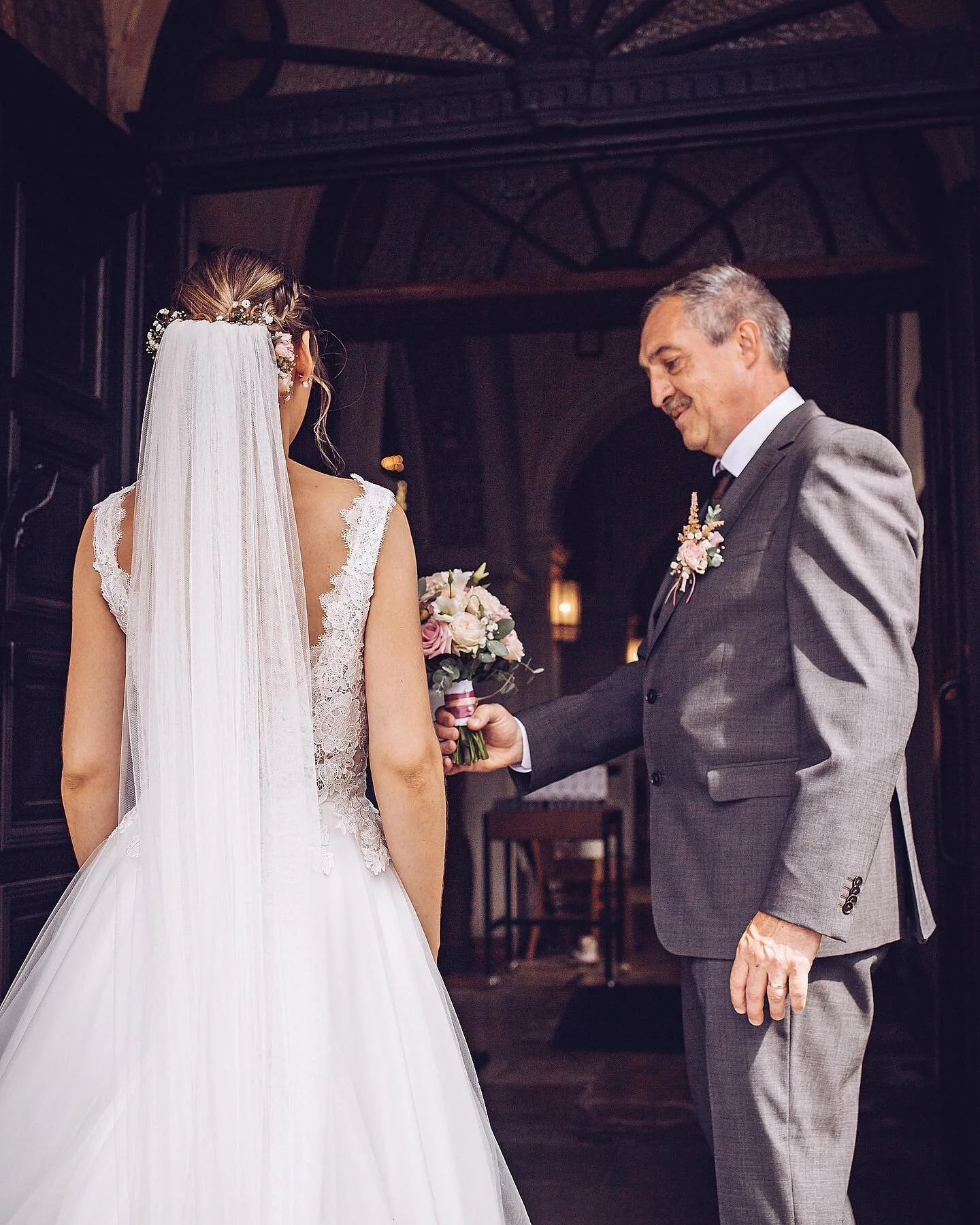 𝙲𝚊𝚛𝚘 &amp; 𝚁𝚊𝚙𝚑𝚊𝚎𝚕 🤍
.
.
Ich liebe solche kleinen, ungestellten Momentaufnahmen, wie hier bei der Trauung von Caro &amp; Raphael kurz vor dem Einzug. Die Momente zwischen der Braut und ihrem Papa oder die Trauzeugin beim letzten Richten v