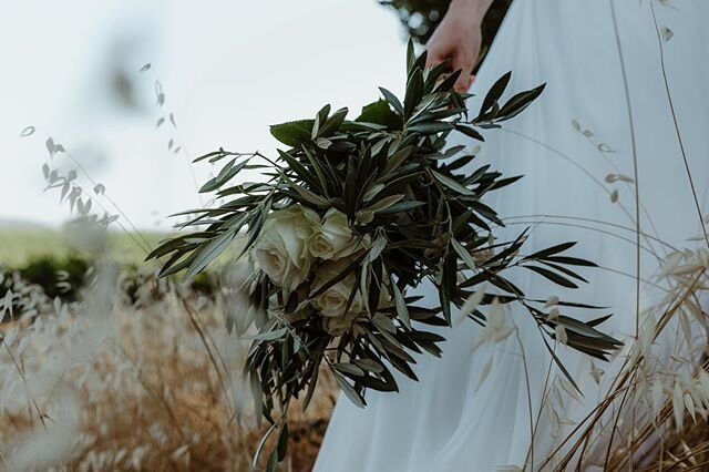 Stunning bridal bouquet of Claire at The Chateau  d&rsquo; Aumelas💐 🌟 🍃 👰 💞
.
.
.
#bouquetdemari&eacute;e #mariee 
#photoofwedding #photography 
#robedemari&eacute;e #francewedding #wedding #mari&eacute;e #bouquetdefleurs #bouquetofflowers #wedd
