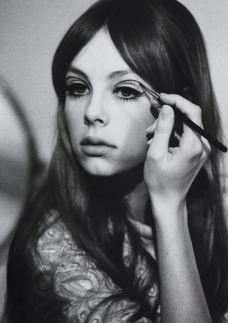 70swoodstocks:

Pattie Boyd doing her makeup