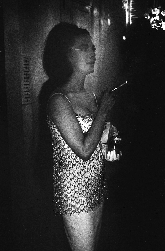 missavagardner:
Natalie Wood at a party, photographed by Bob Willoughby, 1964.