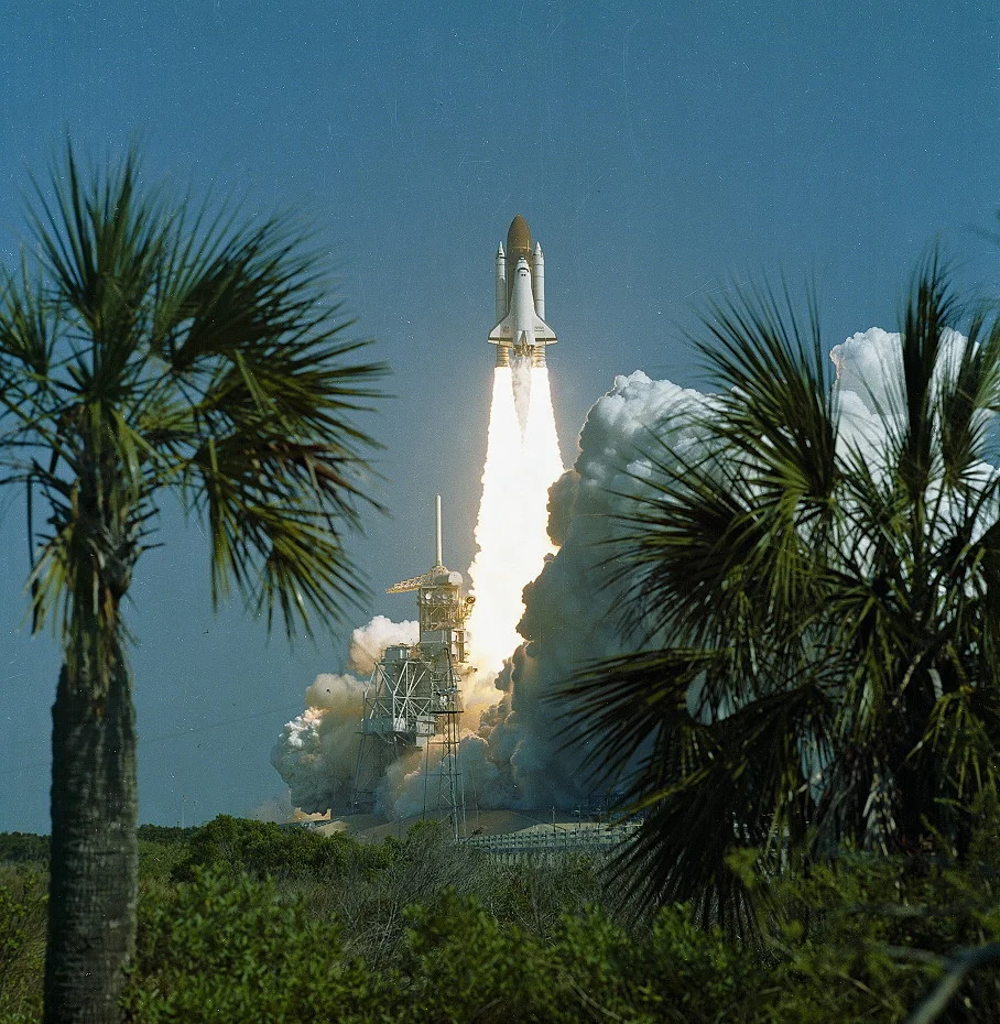 humanoidhistory:
The Space Shuttle Discovery blasts off from Cape Canaveral on March 13, 1989.