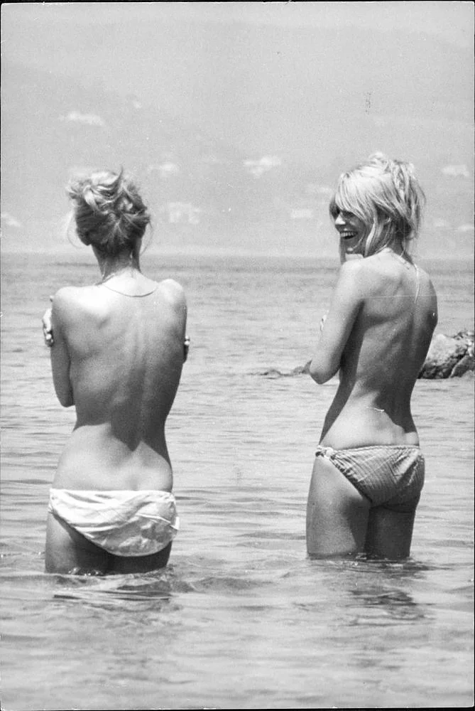 missbrigittebardot:

Brigitte Bardot and a friend , 1960s
