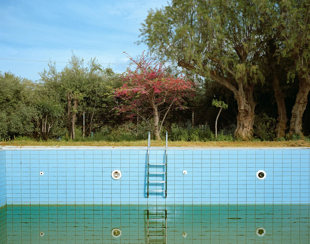 adreciclarte:
Paradise Inn by Marinos Tsagkarakis