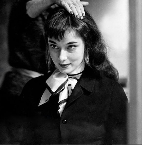 elegantaudrey:

Audrey Hepburn tries on brunette wig for a scene in Roman Holiday, 1953.