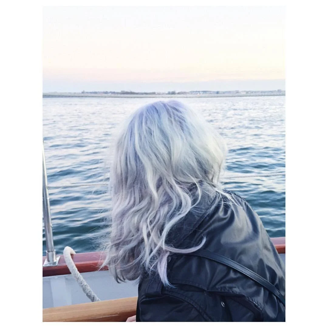 auracolorist:

@amberbembnister and the Hudson River #nyc #periwinklehair #icy #doubleprocess #platinum #blondingbabes #expressyourself #winterwhite #colorbyaura #cooltones #paintedbyAura #Auracolorist @sallyhershbergernyc  (at Venice Beach Boardwal…