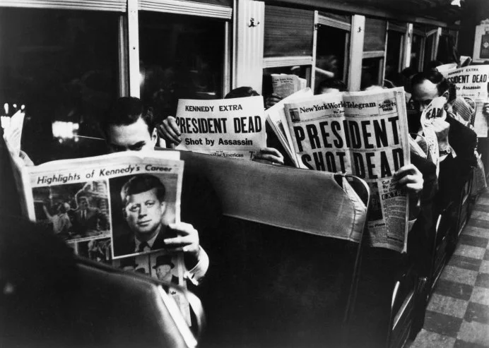 New York commuters reading of President Kennedy’s assassination / November 1963