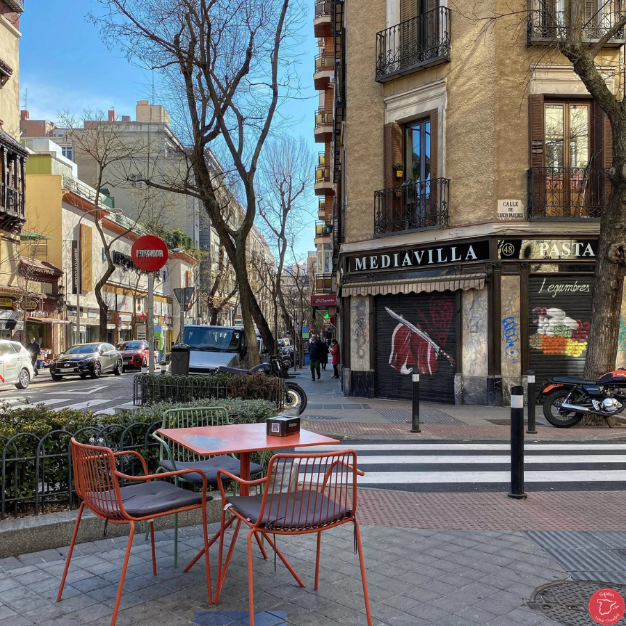 Outdoor dining in Chamberi, madrid, featuring typical modern and less modern architecture on the streets.