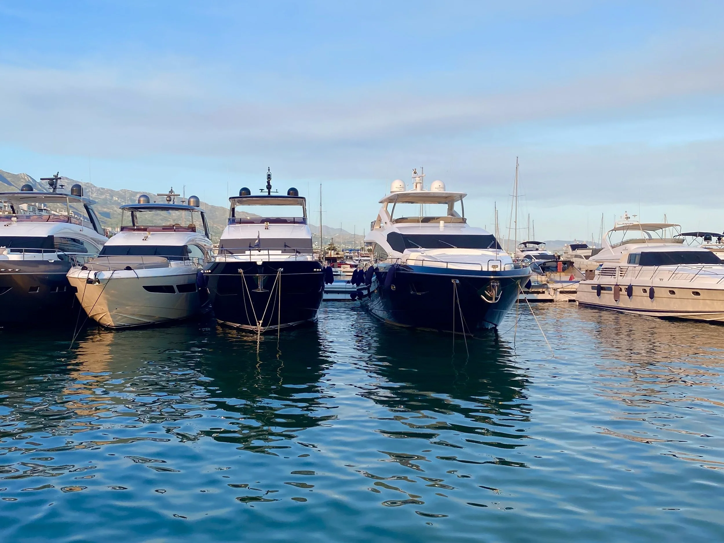 yachts-docked-puerto-banus-marbella-daytime