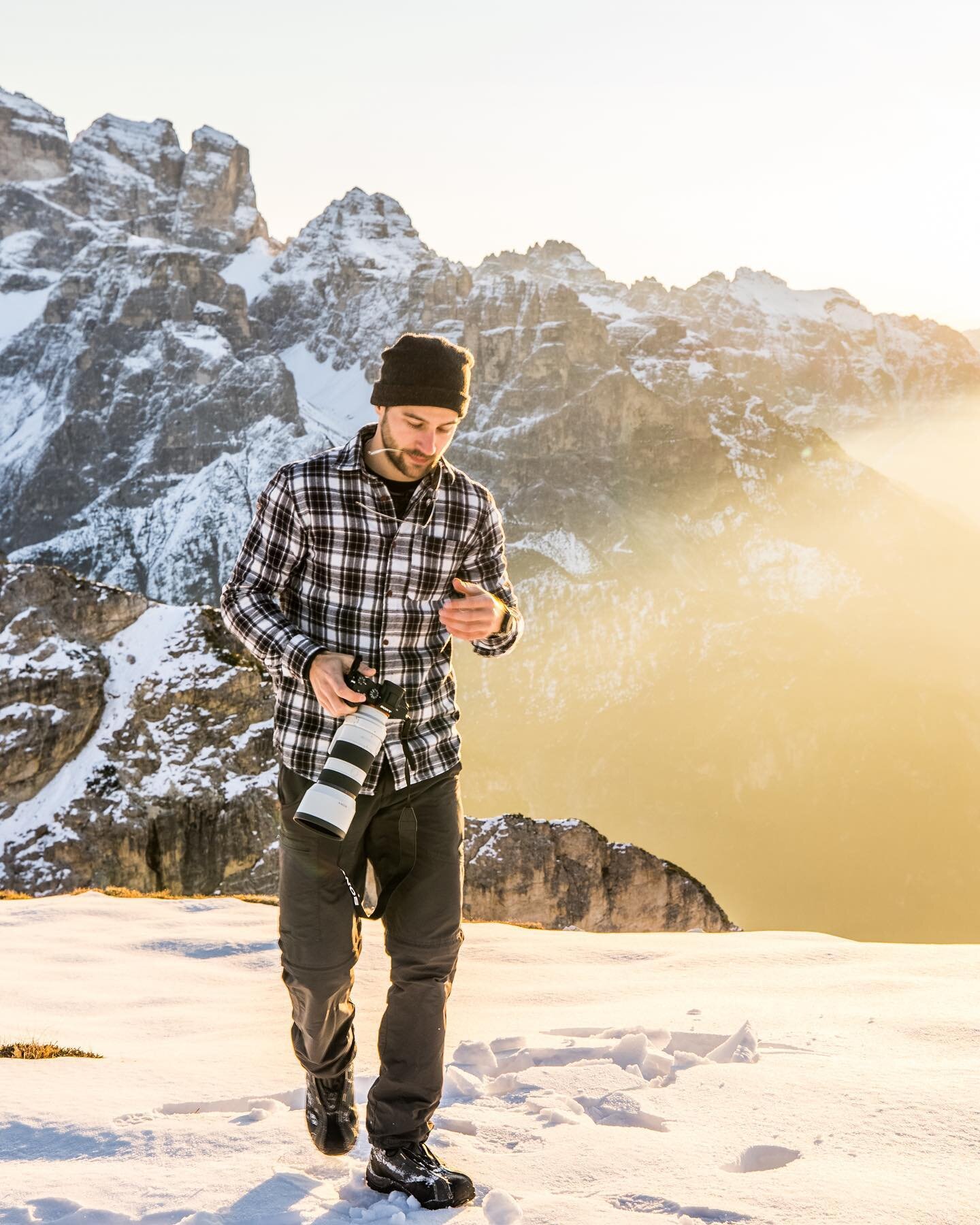 Looking forward to the next &bdquo;Golden morning&ldquo; 😍
Check out the behind the scenes from @db.fotos and the result of the shot! 
📷: @mathias_josi_photography (1. Pic) @db.fotos (behind-the-scenes-shot and edit of 2-4)
.
.
. 
#dolomites #dolom