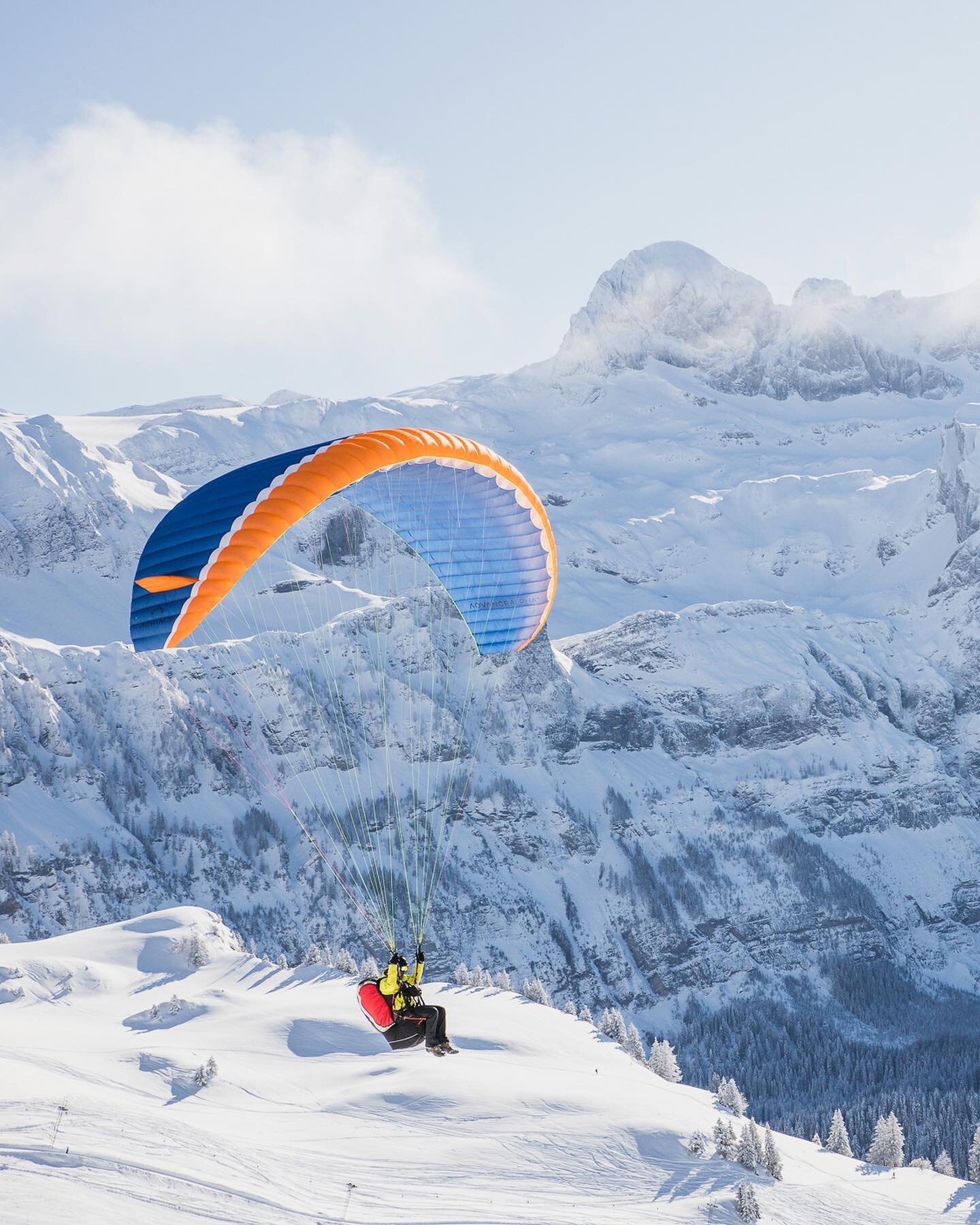 Short flashback to a great winter ❄️ because of the current bad weather 🙈 Have a good Weekend! and let&rsquo;s hope for some sunny days soon again ☀️🇨🇭
.
.
.
#weroamtheworld #intothemountains #myswitzerland #swissmountains #swissalps #paragliging 
