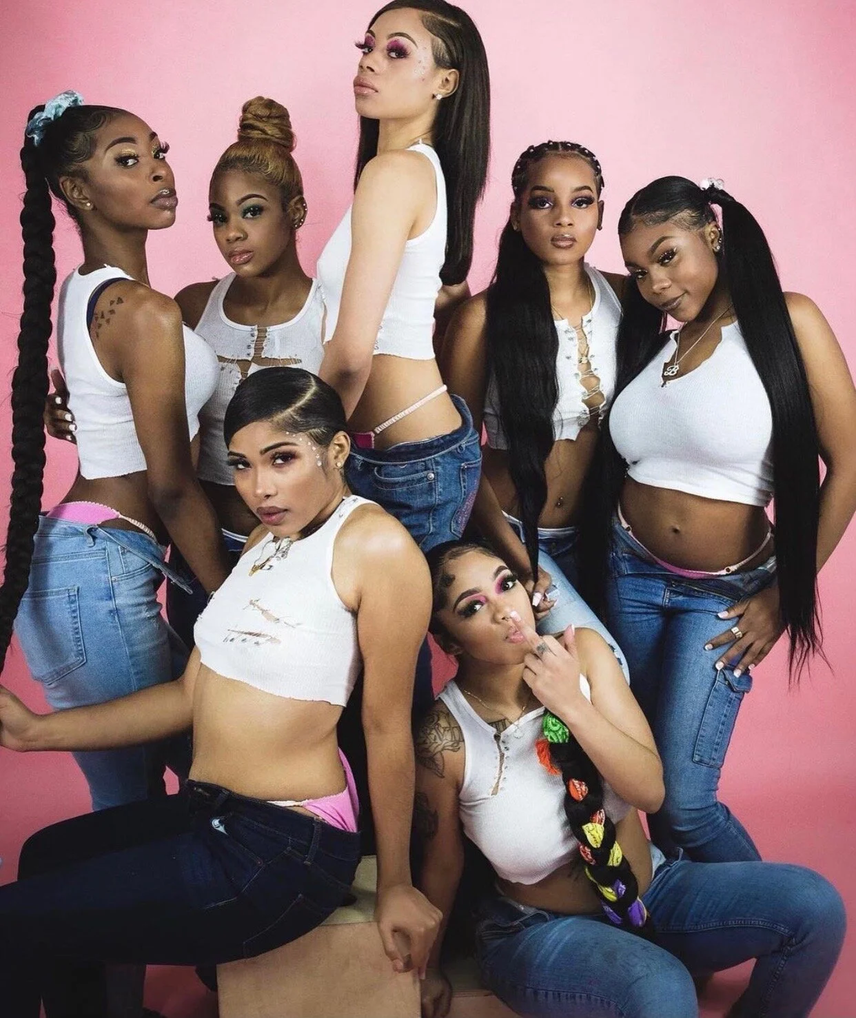 pho·to shoot/ˈfōdō SHo͞ot/