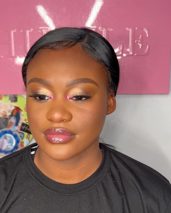 We just gotta love a sweet 16 that&rsquo;s mean girls inspired🤌🏾🩷
.
.
.
#dramaticmakeup #smokeyeye #naturalmakeup #queensmua #rosedalemua #brooklynmua #nycmua #bronxmua #statenislandmua #travelmua #melaninmua #melaninmakeup  #naturalbeauty #natura