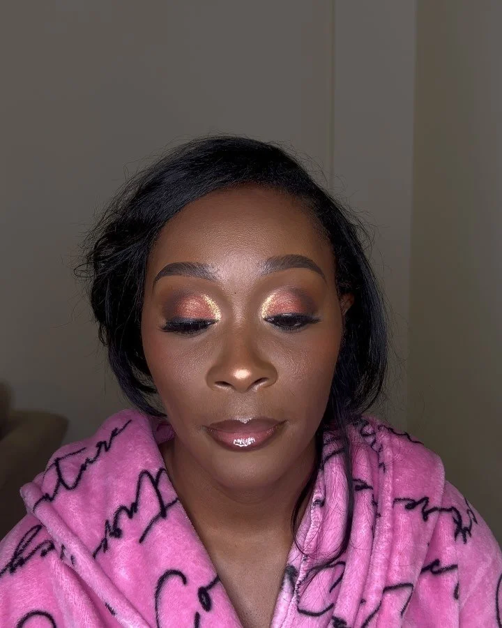 This beat deserves a degree itself👩🏽&zwj;🎓
. 
.
.
#dramaticmakeup #smokeyeye #naturalmakeup #queensmua #rosedalemua #brooklynmua #nycmua #bronxmua #statenislandmua #travelmua #melaninmua #melaninmakeup  #naturalbeauty #naturalmakeup #graduationmak