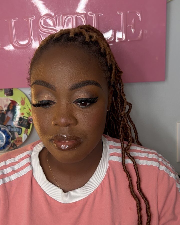 Graduation beat🤍
. 
.
.
#dramaticmakeup #smokeyeye #naturalmakeup #queensmua #rosedalemua #brooklynmua #nycmua #bronxmua #statenislandmua #travelmua #melaninmua #melaninmakeup  #naturalbeauty #naturalmakeup #paegentmakeup #birthdaymakeup #birthdaygl