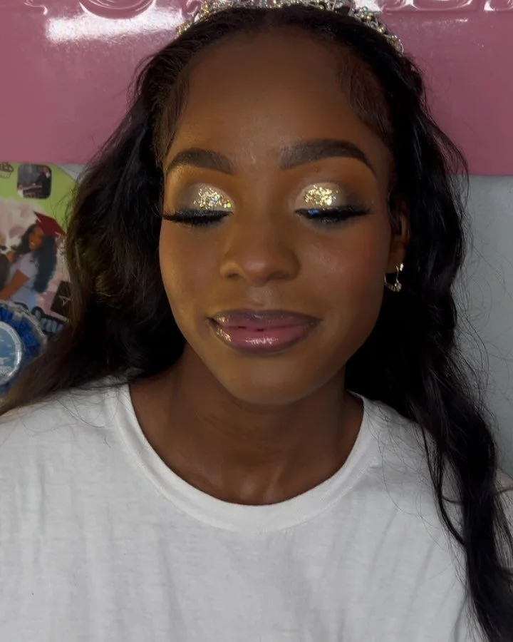 Look at my sweet 16 client 🎊🩷
. 
.
.
#dramaticmakeup #smokeyeye #naturalmakeup #queensmua #rosedalemua #brooklynmua #nycmua #bronxmua #statenislandmua #travelmua #melaninmua #melaninmakeup  #naturalbeauty #naturalmakeup #sweetsixteen #birthdaymakeu