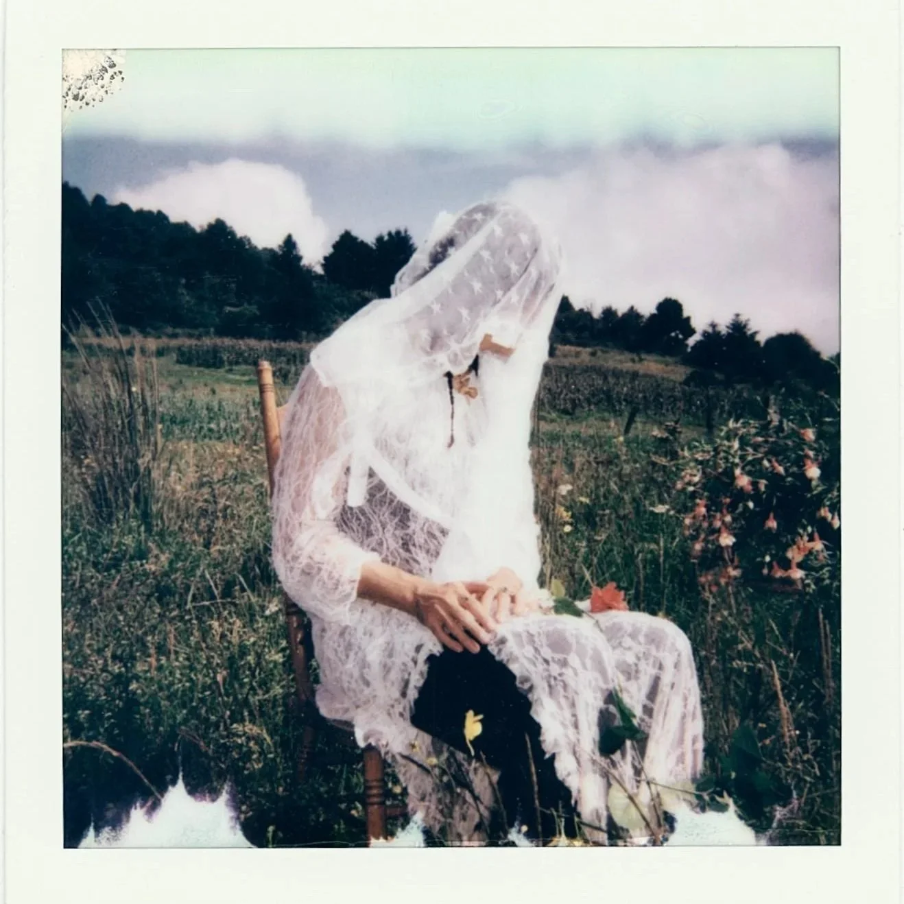 niño flor Builds a Vivid Inner World in His Debut Album “entonces las cenizas flotan”