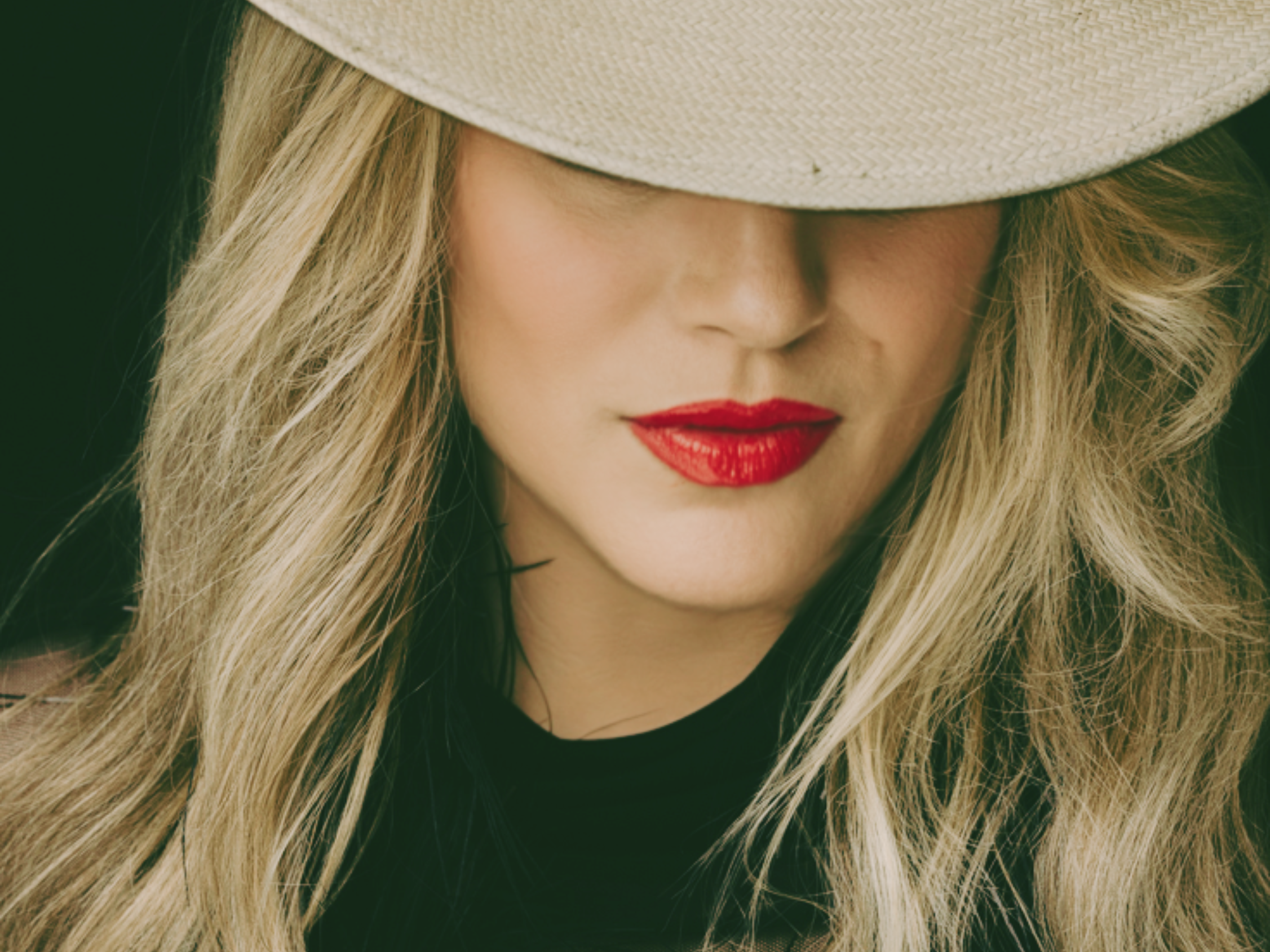 Kiki Holli and The Remedy Shape a Hypnotic Indie Pop World on “Running Out of Time”