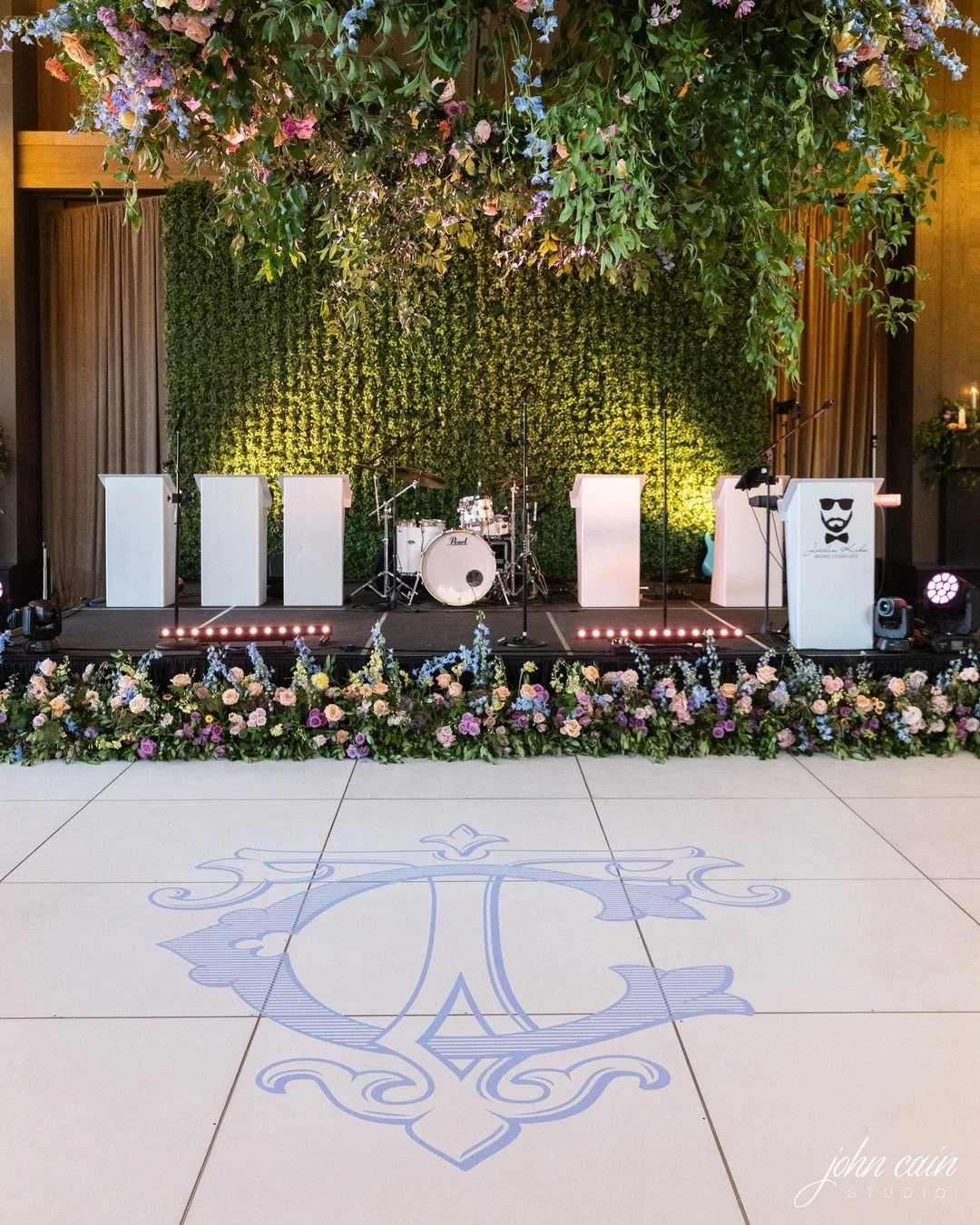 Dancing at weddings is in our top 10 favorite activities, but dance floor wraps is in our top 3 favorite wraps we love to do! 💃🕺

@johncainphotography
@abbieoevents
@the_wrap_agency
@montagebigsky
@storybirddesign
.
.
.
#wedding #weddingseason #dan