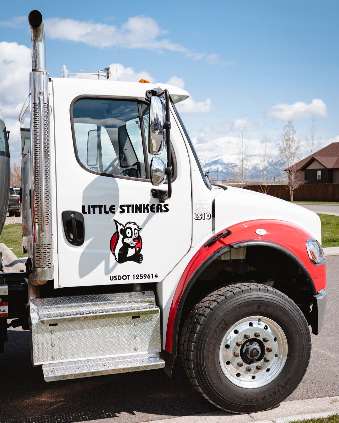 Sometimes you just need a pop of color on the fenders!
.
.
. 
#fleetgraphics #fleetwrap #vinylgraphics #vinylwrap #customgraphics #bozeman #bozemanmt #montana #bozemanbusiness #vinylwrap #vinylgraphics #truckwrap #truckgraphics #wraps #3mvinyl #avery