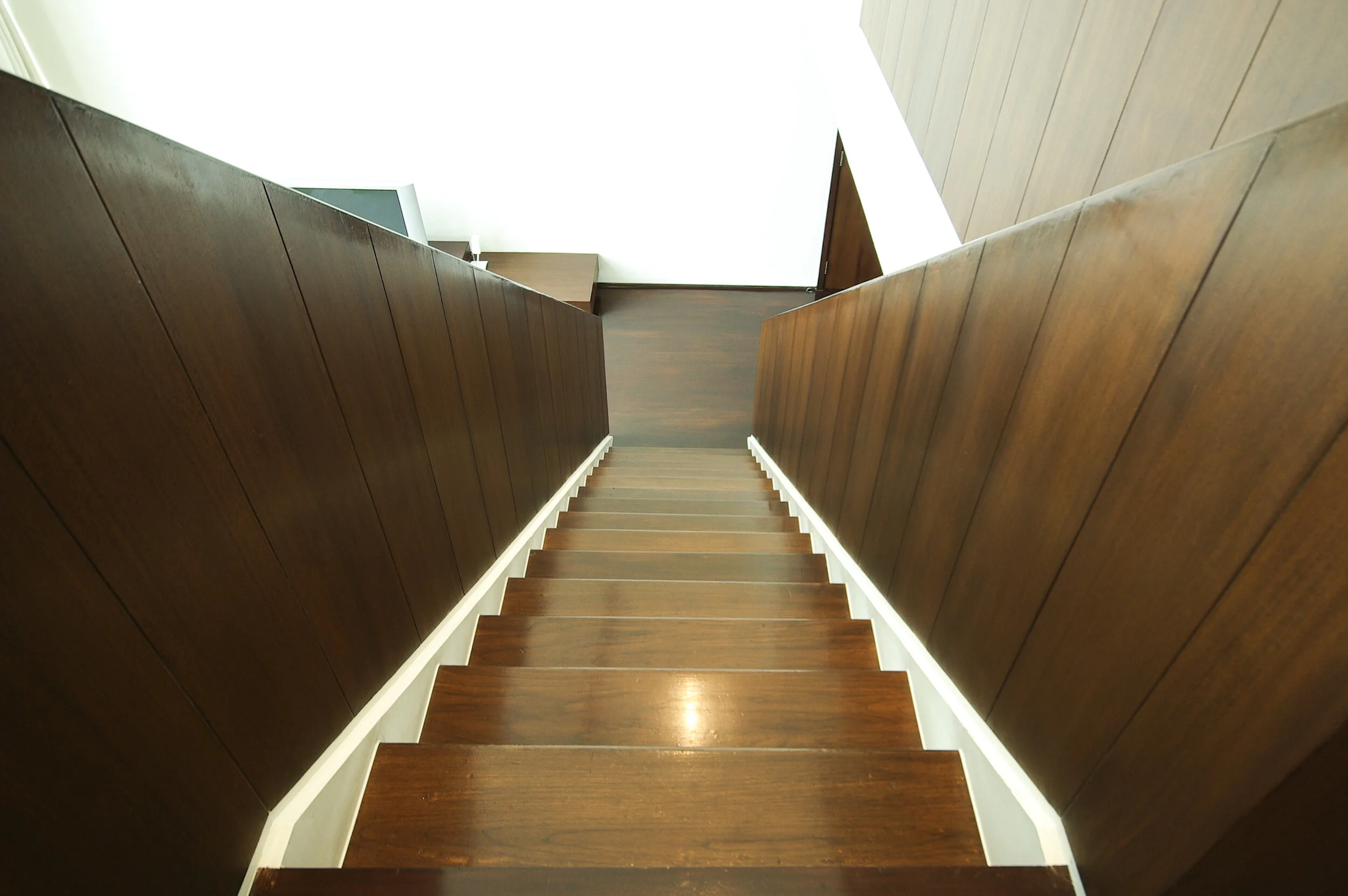 wood-stairway-modern-architecture-in-hotel_HwkMiHyOnGe.jpg
