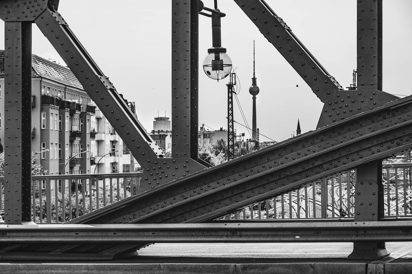 BERLIN, B&ouml;sebr&uuml;cke
#cityscape &amp; #technics 
______________
☆ The station #Bornholmer #Strasse exists since 1935. Its steel arch is 138 metres long and 27 metres wide. The construction of the first nickel-steel bridge in Berlin started in