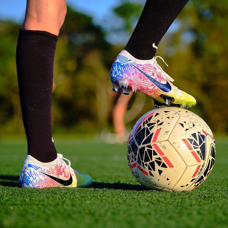 Fire photo from photoshoot with @views.from.the.pitch 🔥⚽️ 

#moderntekkerz #soccer #training #trainingdrills #tips #tutorials #soccercoaching #messi #ronaldo #thebeautifulgame #neymar #baller #viral #soccertips #soccerplayer #nikefootball #soccerlif