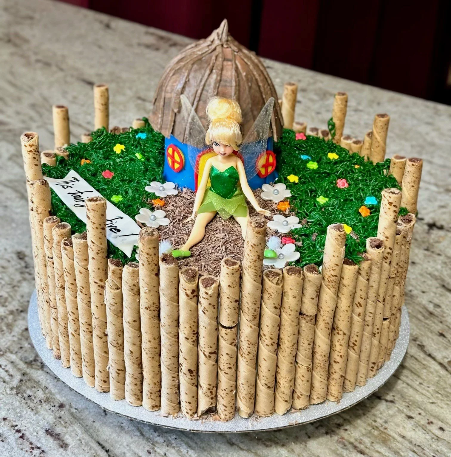 ✨🌴🦋All you need is faith, trust, and pixie dust! (and cake!) This eggless gulab jamun flavored cake was a delight to make! The filling was a rose whipped cream, and all the decorations (except for Tinker Bell) are edible! 🦋🌴✨
🏵
🎋
🌼
Please mess