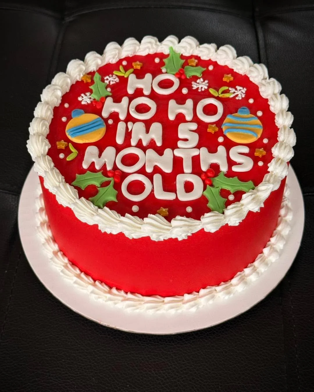 🎅🏾 &lsquo;Tis the season!!! Check out this adorable 5 month celebration cake &mdash; on the inside, marble cake with chocolate mousse! 🎅🏾
🌲
🎄
🌲
#customcakes #baking #cakedecorating #explorepage #birthdaycake #cakeshop #smallbusinessowner #igca