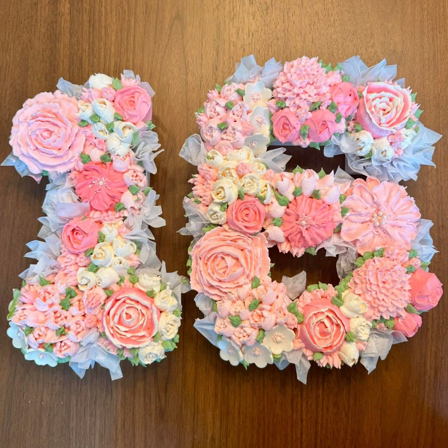 💐🧁💐 A very sweet 16 birthday!! This cake is a collection of three flavors of cupcakes: vanilla, chocolate and red velvet. I decorated with hand-piped buttercream flowers! Quite a fun opportunity to use all of my piping tips and be creative 😉 💐🧁