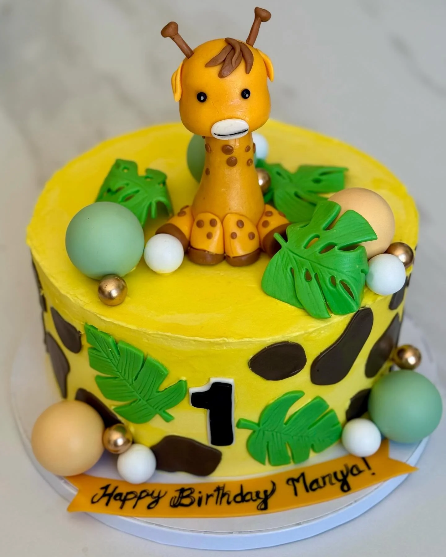 🦒 Check out this tall order of sweetness! This is an eggless vanilla cake with vanilla buttercream. I made the decorations with gelatin free fondant! 🦒
🎂
🦒
🎉
Please message me if you would like a quote for a custom cake. I am based out of San Jo