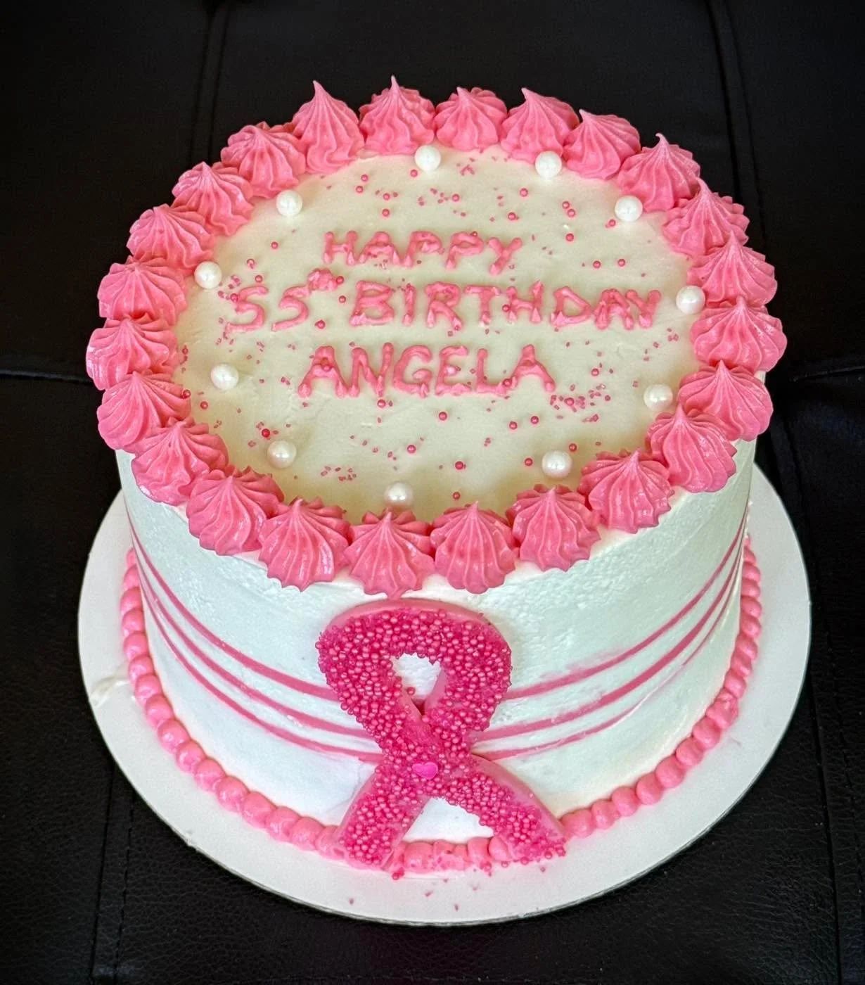 🎉 This birthday cake is for a very special customer who has been ordering from It&rsquo;s Baked from the very beginning! Outside is a pink ribbon representing breast cancer awarwness. Inside is a 🍋 lemon cake with lemon filling. 🎉
💗
🎗️
💗
The pi