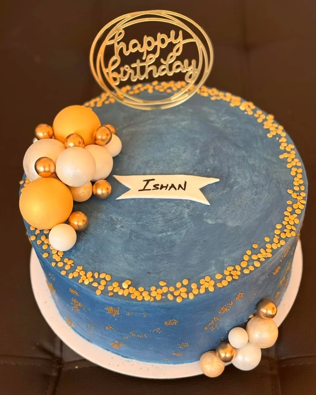 💙🐬💙 Two recent blue birthday cakes! One is a vanilla cake with raspberry mousse and a layer of raspberry jam. The other is an eggless butterscotch cake with cappuccino mousse and a layer of chocolate ganache. 💙🐬💙
.
.
.
Please message me on Face