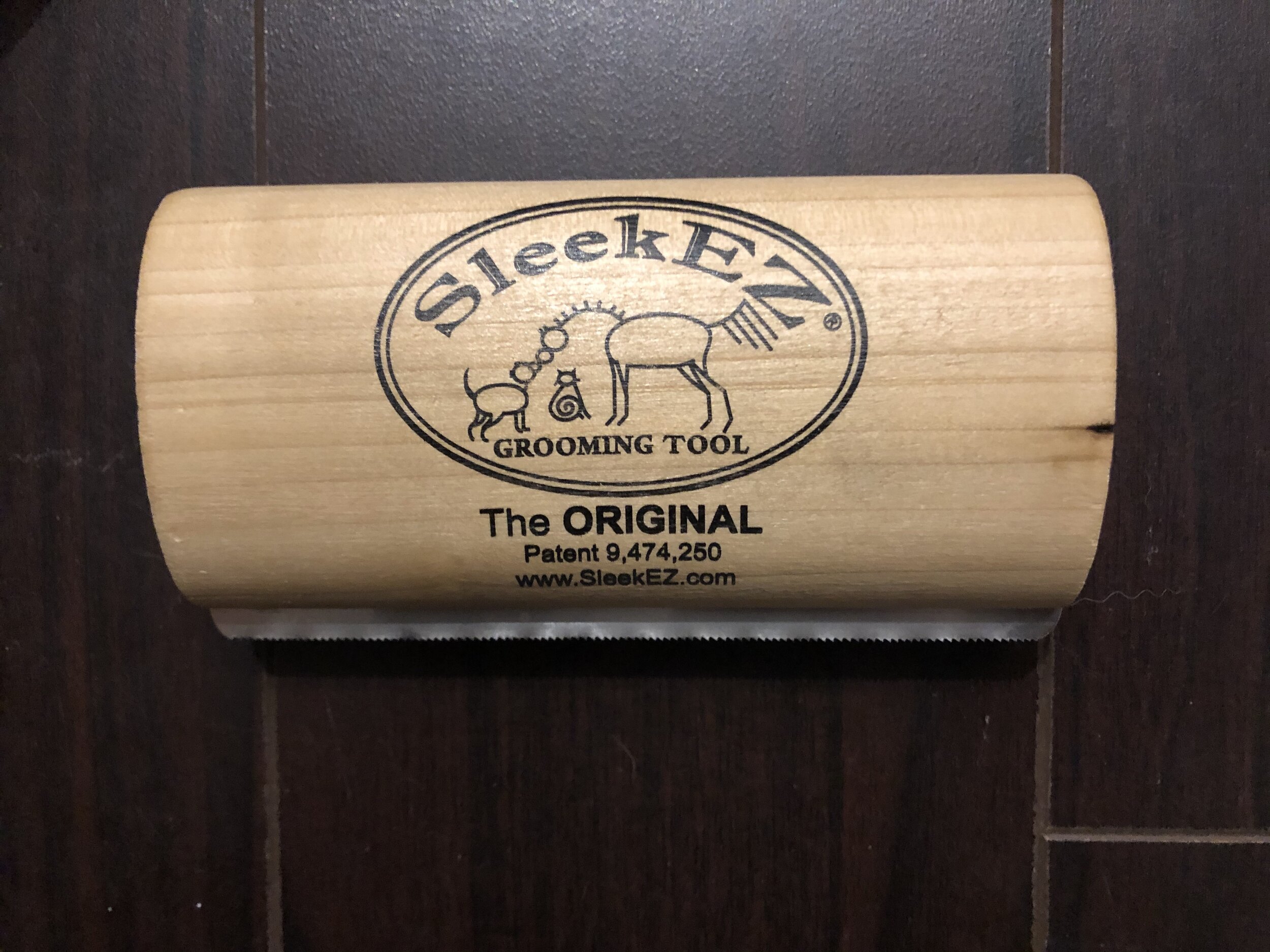 The blade of the SleekEZ Grooming Tool has teeth like a saw