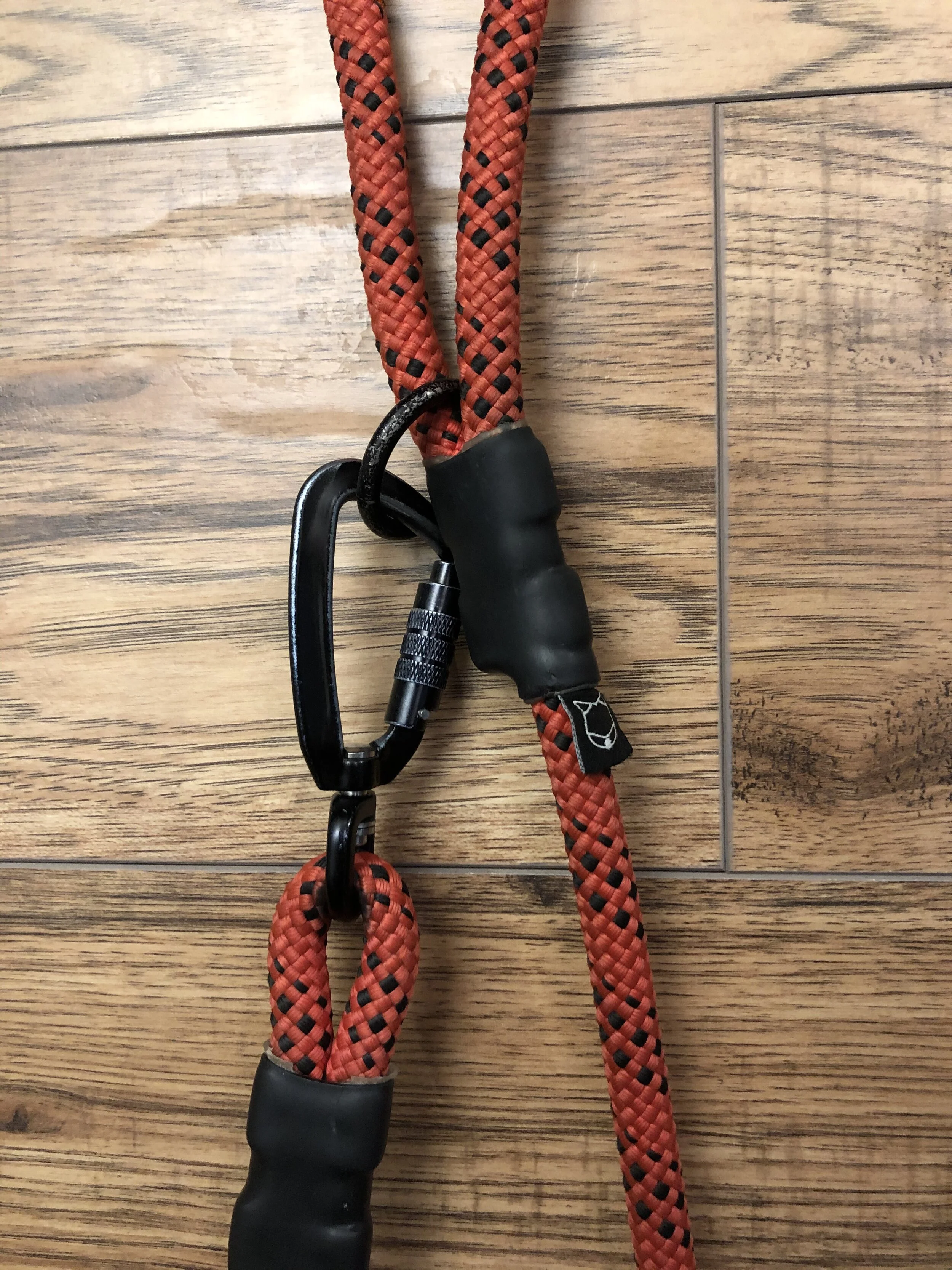 A closer shot of the carabiner and O-ring on the Ekko Leash by  Litto Howler